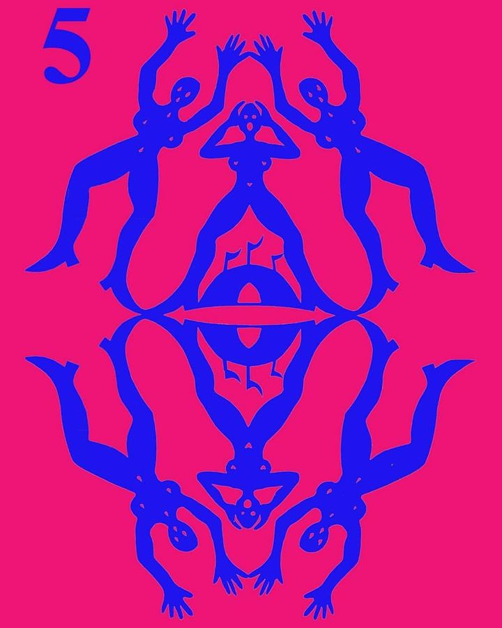 Kongeblåt papirklip på pink: spejlede kvindefigurer danner et symmetrisk ornament.