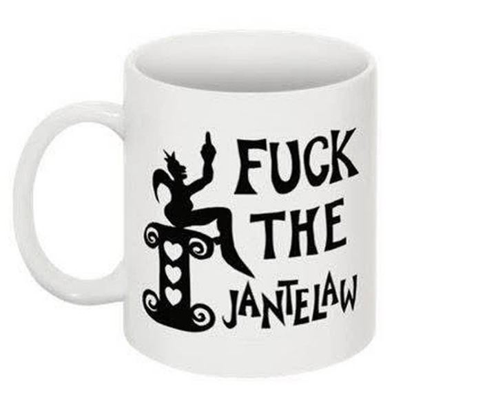 Et hvidt krus med det sorte papirklip Fuck the Jantelaw trykt på siden.