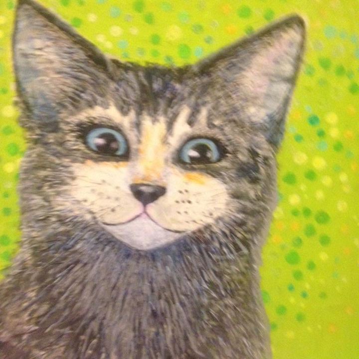 Maleri: en grå kat med et lille tilfreds smil på limegrøn, prikket baggrund.