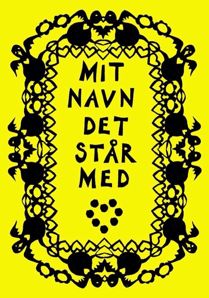 Sort papirklip på knaldgul baggrund: en krans af ranker og fugle omkring ordene MIT NAVN DET STÅR MED og en klynge prikker.